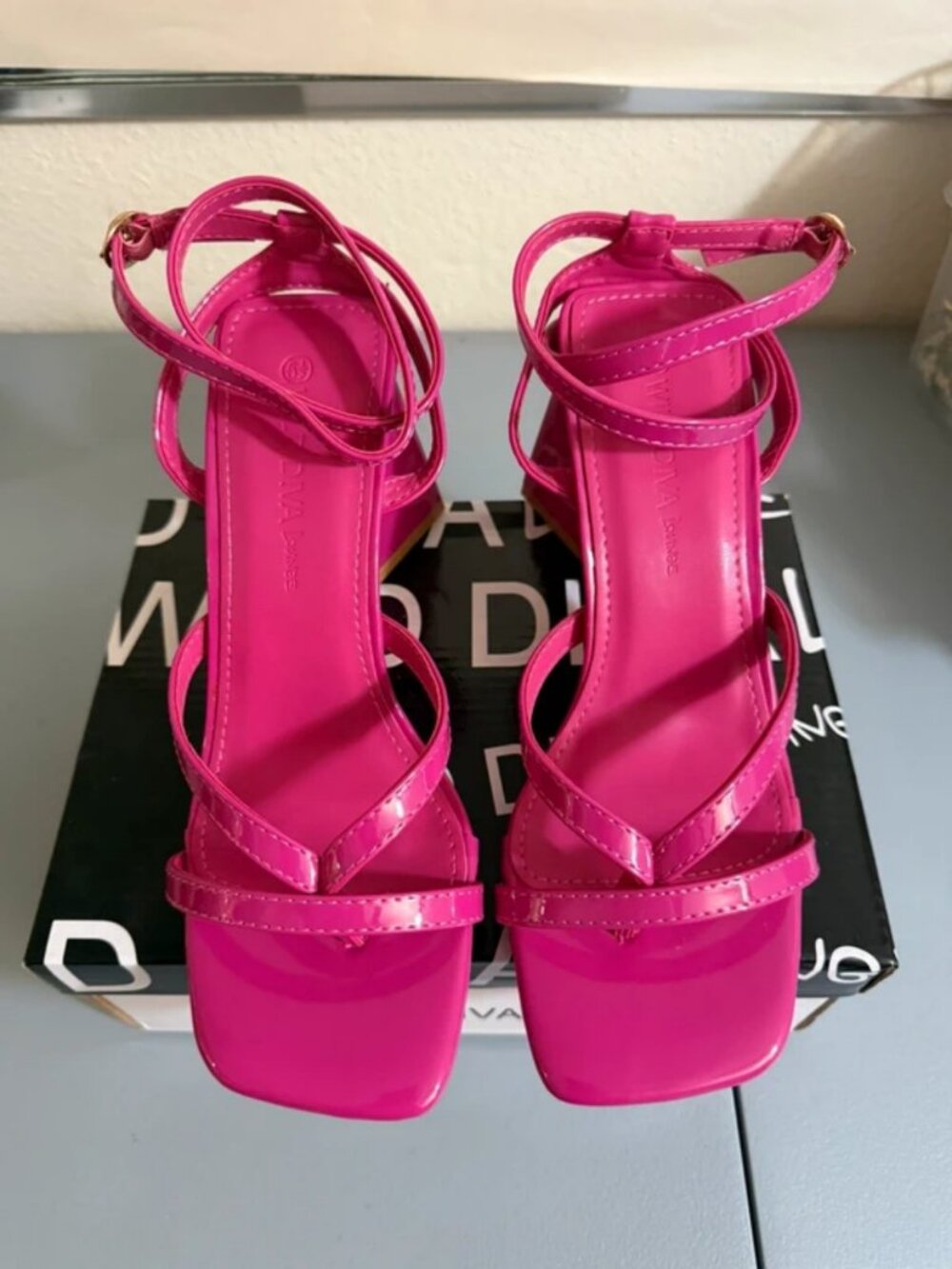 Wild Diva New Women’s Sandals Size 5.5 kitsa Block Heel Neon Pink Strappy Sandal